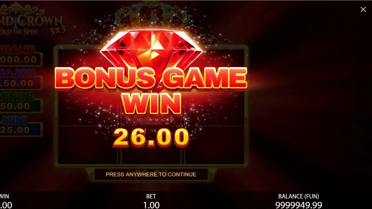 Tampilan visual slot 3x3 Grand Crown dengan simbol buah dan mahkota emas